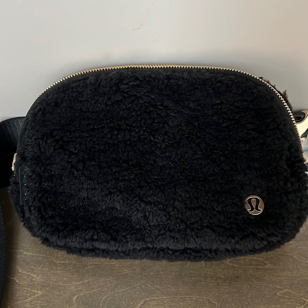 Lululemon everywhere bag